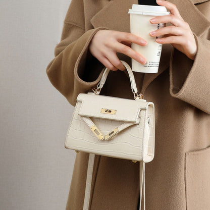 Nadia | Złota torba z metalowymi okuciami